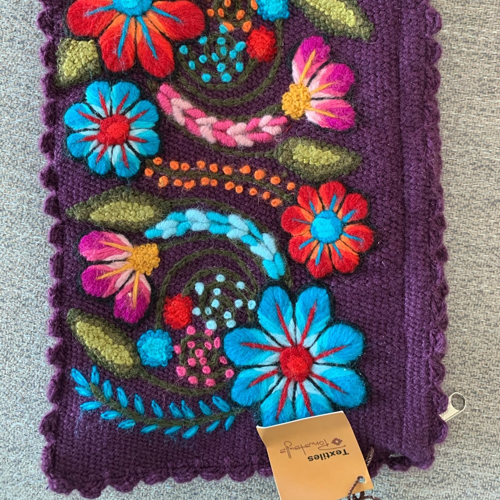 Knit clutch